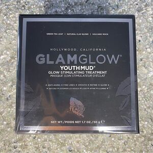 GLAMGLOW
Youthmud® Glow Stimulating & Exfoliating
Treatment Mask
1.7 oz